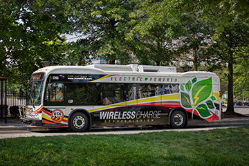 All-electric bus on wireless charging location at The Mall in Columbia (Maryland). (Photo: Business Wire)